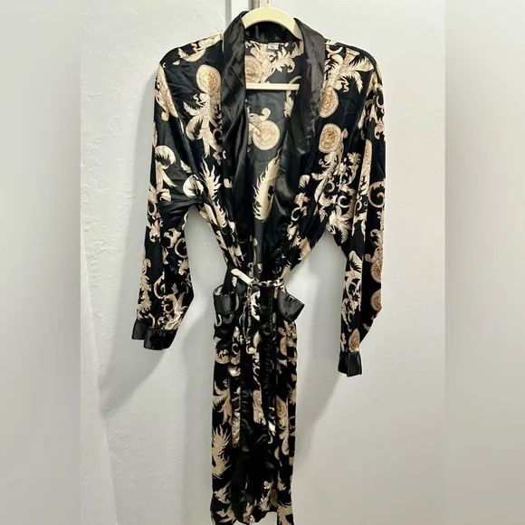 Elegant Black and Gold Unisex Italian Kimono Robe - Picture 1 of 9